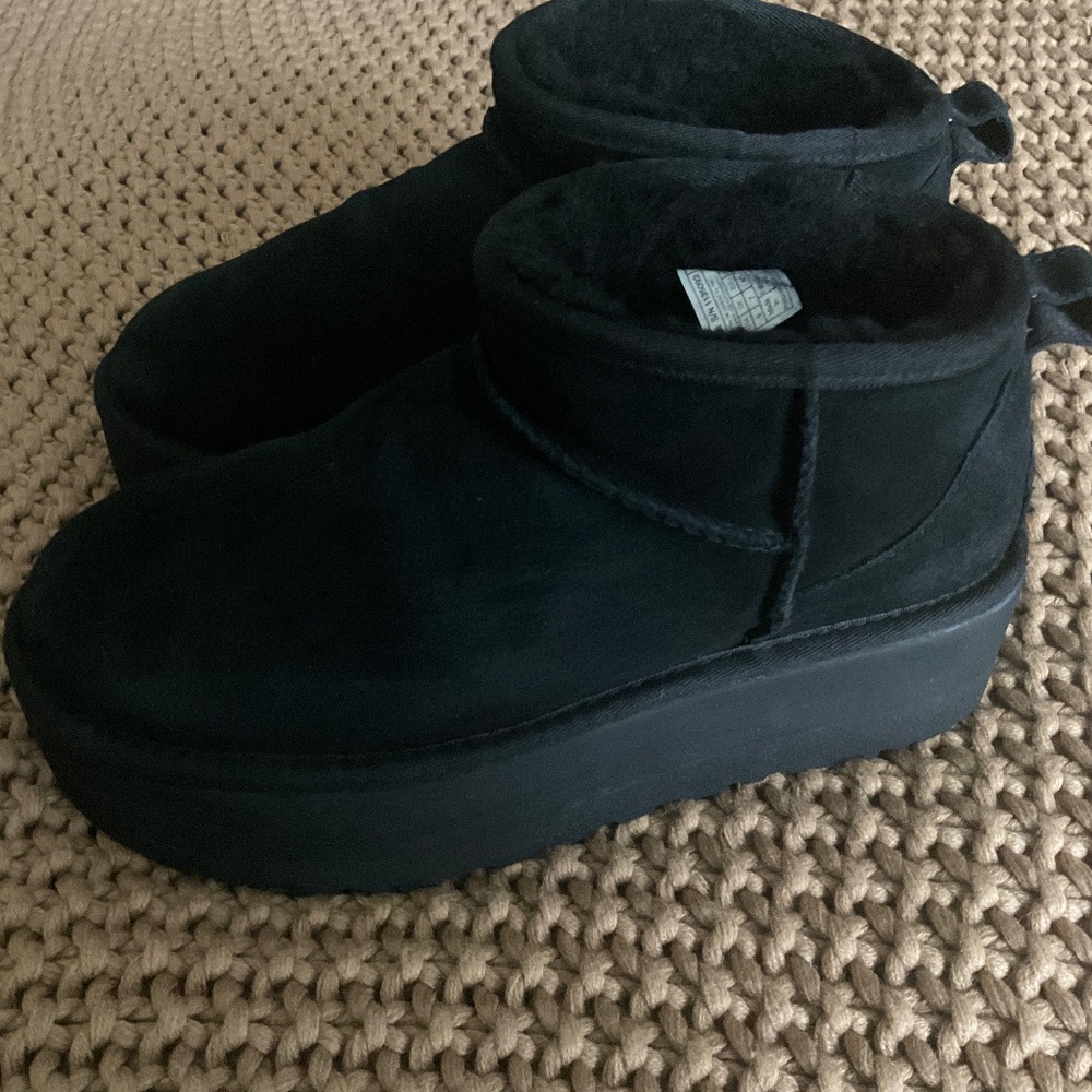 UGG - Picture 3 of 10